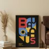 Affiche artistique dans une pièce du Bauhaus, design géométrique en couleurs primaires, imprimée sur papier photo premium avec cadre en bois. Disponible en plusieurs tailles.