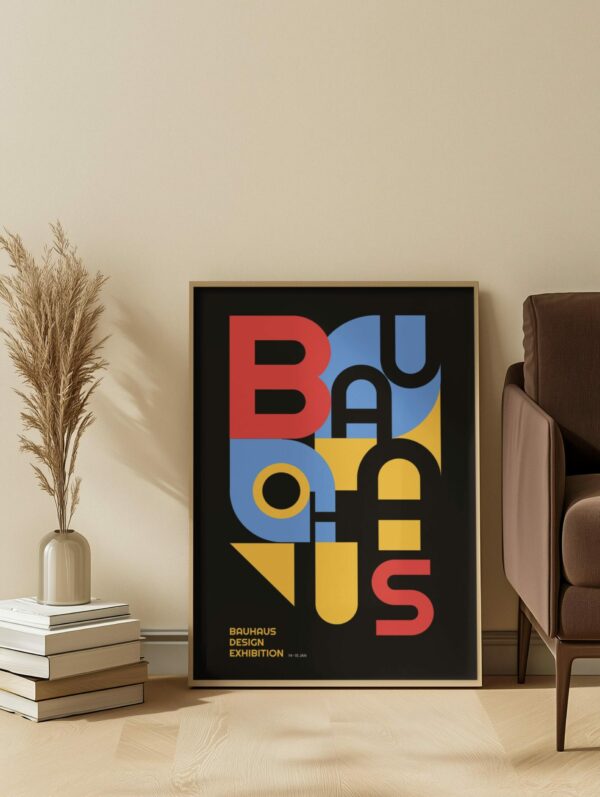 Affiche artistique dans une pièce du Bauhaus, design géométrique en couleurs primaires, imprimée sur papier photo premium avec cadre en bois. Disponible en plusieurs tailles.